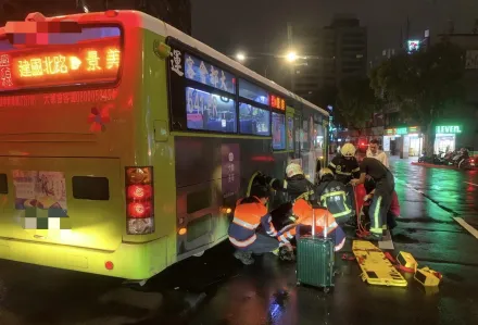 快訊/北市民權東路公車事故　女子雙腿夾困車底緊急送醫