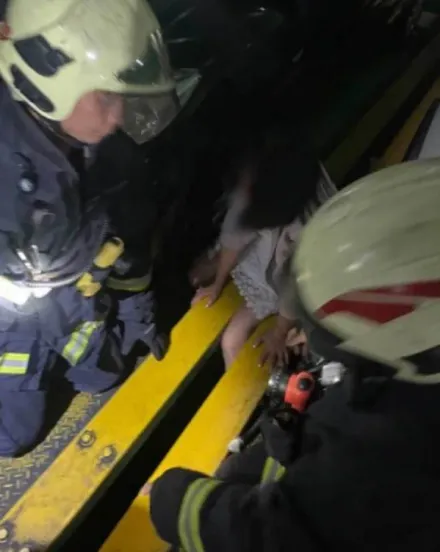 62歲醉婦下車跌倒！大腿卡進機械停車位縫隙　消防協助脫困送醫