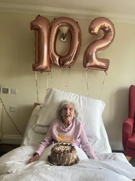 英國人瑞奶奶歡慶102歲生日　幽默透露長壽秘訣竟是「性愛與好酒」