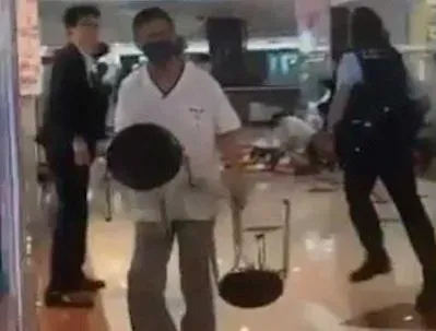 香港商場砍殺2命！英勇哥「雙手持椅凳」力阻兇嫌　業者：暫停營業一周、提供員工心理諮詢