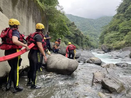 快訊/穿救生衣也沒用！烏來泛舟團「1人溺水」　警消緊急搜救中