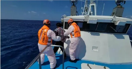 血濺漁船！8公分魚鉤刺進漁工左胸　海巡署緊急搶救上岸
