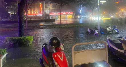 高雄豪雨「下貓下狗」！市區1小時降77.5毫米　瞬變水鄉澤國