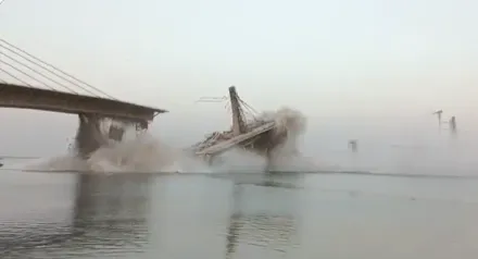 影/劣質建材惹禍？印度斥資64億蓋大橋　橋梁坍塌秒「溶入」河水消失