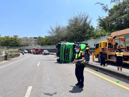 影/高雄貨櫃車翻覆側身橫躺！駕駛受困腿部遭方向盤卡住