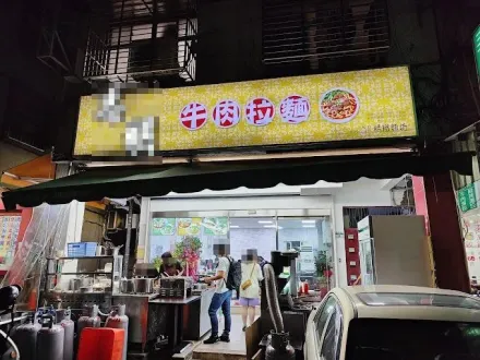「志明牛肉麵」擠抹布水店員疑為店少東　網友驚呼：難怪這麼敢！