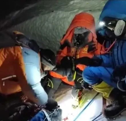 只剩400公尺！2山友為救人放棄珠峰登頂　婦人獲救後只願付4成救援費