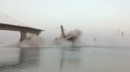 影/印度比哈省恆河大橋兩度崩塌　官員坦言「設計存在缺陷」