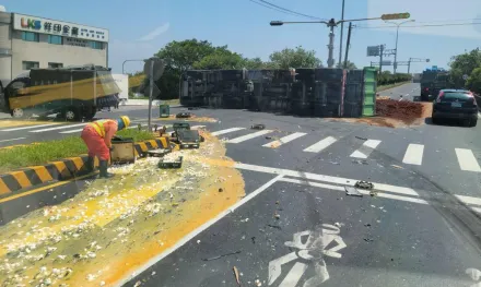 影/台61線追撞意外！貨車蛋洗馬路變「巨無霸煎蛋」 聯結車翻覆土方傾出1傷