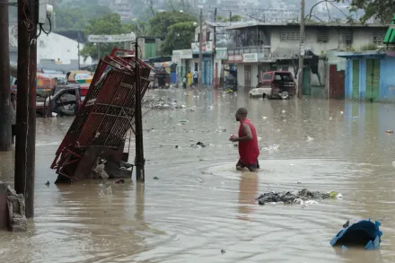 影/海地連日暴雨洪水成災至少42死　民眾抱嬰孩水中逃難畫面曝