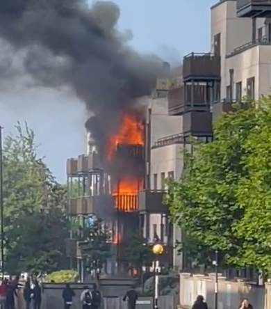 影/倫敦5層樓公寓陽台突竄惡火　警消急派60人到場支援