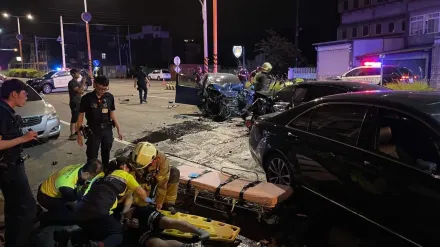 快訊/新竹湖口嚴重車禍！掛假車牌遭抓包拒檢撞警車逃逸　「整車全毀」還被起出槍毒