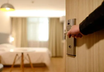 入住4星酒店跟女友裸睡遭「房務闖入」！業者坦承疏失將加強人員訓練