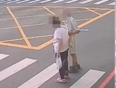 行人地獄未變！台南老夫婦路口呆站90秒「沒車要讓」　網嘆女童遭撞命案「風頭過了」