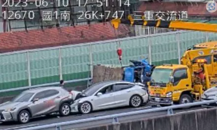 快訊/國道五楊高架北向驚傳3車連環追撞！　小貨車駕駛受困車內…3人受傷送醫