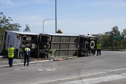 澳洲巴士「滿載婚禮賓客」於深夜意外翻覆　釀10死25傷...58歲司機被逮