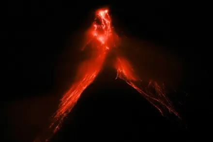 影/「染紅夜空」！菲律賓馬永火山開始噴發熔岩　逾1.4萬人緊急疏散