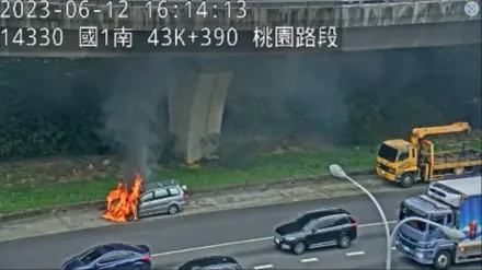 快訊/國1桃園段驚傳火燒車！駕駛跳車　車流回堵5公里