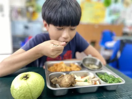 桃園市營養午餐續升級！學校合作當地農民　學生體驗拔綠竹筍加菜