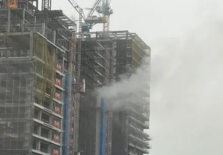 快訊/高雄大樓工地火警竄濃煙　24樓模板雜物起火釀災