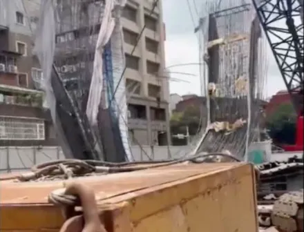 影/悚！台北工地20噸鋼筋從天而降　砸中路旁車輛