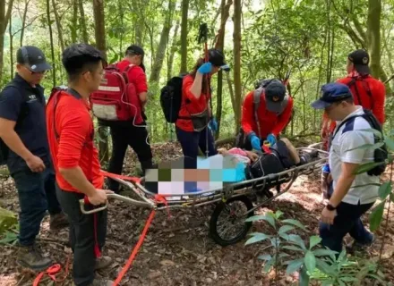 百人攀登唐麻丹山！76歲男突倒地昏迷　警消獨輪車搬運下山搶救