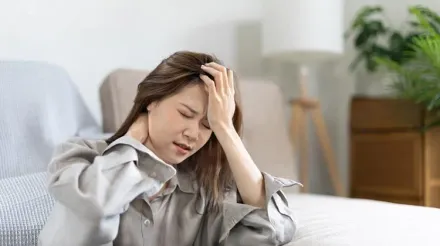 痛起來要人命！天氣一冷就頭痛？醫揭4大誘發頭痛元兇：失眠或睡太多最易誘發