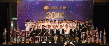 國泰女籃30連霸感恩晚宴　首度展示隊史「獎盃海」