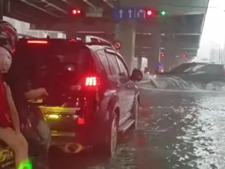 快訊/雨彈狂轟！新北中和泡水嚴重列一級淹水警戒　網PO影片嘆：水上樂園？