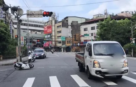 快訊/取締闖紅燈違規遭貨車撞飛　新北員警受傷送醫