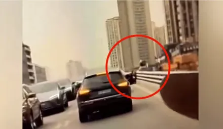 影/驚悚瞬間！吉普車失控跨線撞機車　騎士「整個人彈飛」墜落高架橋下