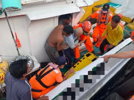 屏東漁船長外海航行險昏迷　海巡急引導入港接力搶救