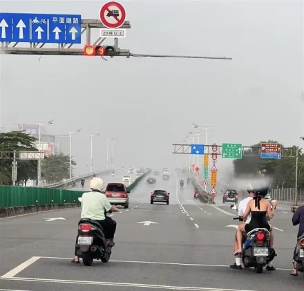 馬路奇景「乾濕分離」！等紅燈前方暴雨　氣象局：雷雨範圍較局部