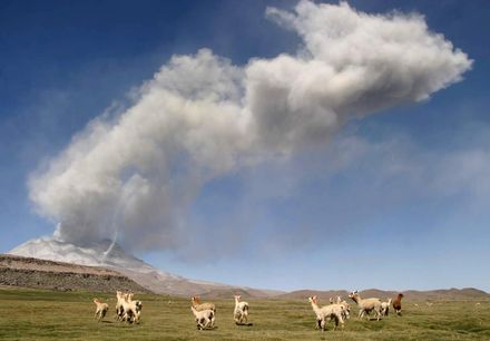 影/秘魯火山噴出「1700公尺高」火山灰　當局宣布將進入緊急狀態