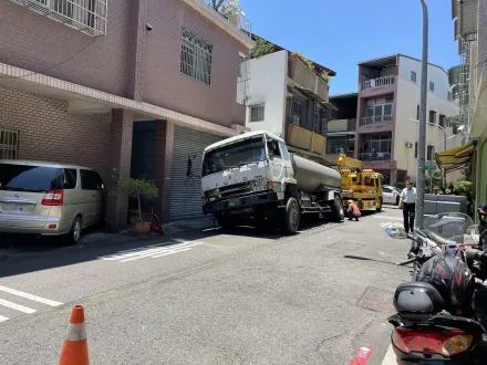 快訊/司機嚇傻！高雄鳳山又現大天坑　加水車陷進洞中傾倒