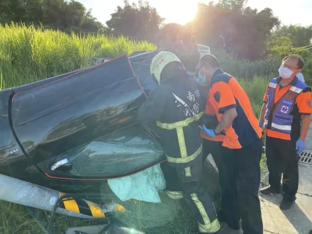 影/台南公墓旁驚傳自撞電桿車禍！1死1命危救治中