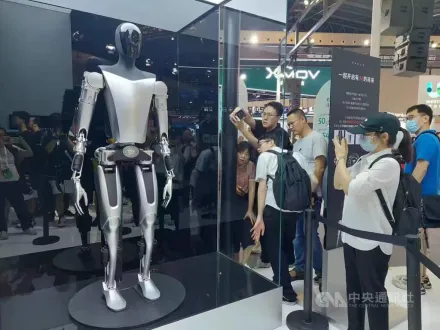 特斯拉推機器人Optimus現身世界AI大會　身高172、具備保護人類的能力