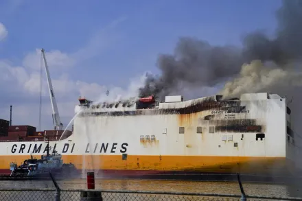 影/義大利貨輪大火悶燒三天濃煙冒不停　2消防員受困船艙殉職