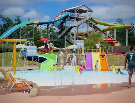 美遊樂園再出包　5歲童「噴出」滑水道重摔地面傷勢不明