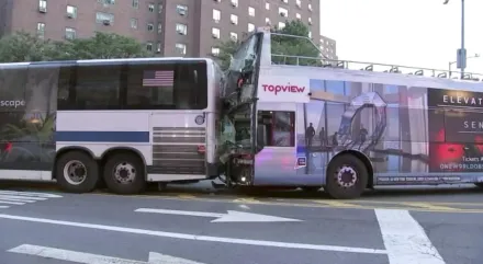 影/紐約曼哈頓市區觀光巴士與公車相撞　81名乘客受傷、18人送醫