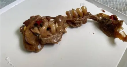 泰國妹吃沙拉咬到「似人類整排牙齒」崩潰狂吐　醫：可能是鯧魚