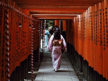 她挺孕肚參拜神社！胸前「太子玉珮」竟斷掉消失　網齊喊：擋災了