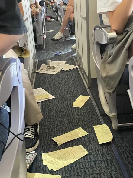 陸國航班機高空突遇顛簸　空姐被「甩到天花板」撞碎指示燈…乘客視角曝
