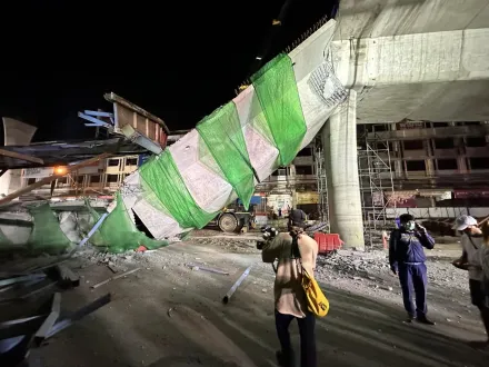 影/泰國曼谷施工橋樑突倒塌　下方汽車全毀車內2人遭「活活壓死」