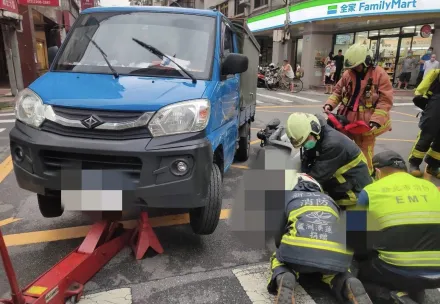 快訊/新莊小貨車與機車擦撞　女騎士遭輾命危送醫