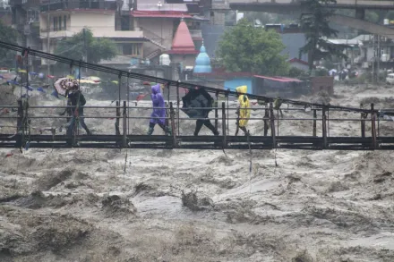 影/印度暴雨成災至少22死　多處房屋、橋樑遭沖垮驚險畫面曝