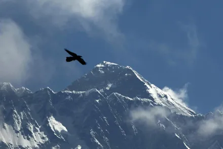 觀光直升機墜毁珠穆朗瑪峰　5名墨西哥遊客及尼泊爾駕駛全數罹難
