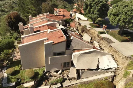 影/山坡坍塌12棟房屋跟著遭殃　官員：只能等房子掉下去