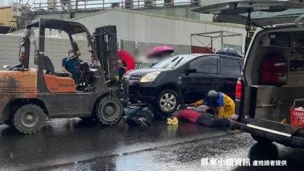 影/屏東鹽埔車禍騎士卡車底　熱心民眾開堆高機救人