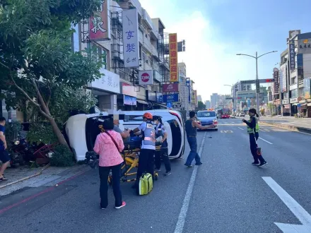 影/精神不濟惹禍！高雄男駕車猛撞路邊貨車「翻半圈」　3機車受波及